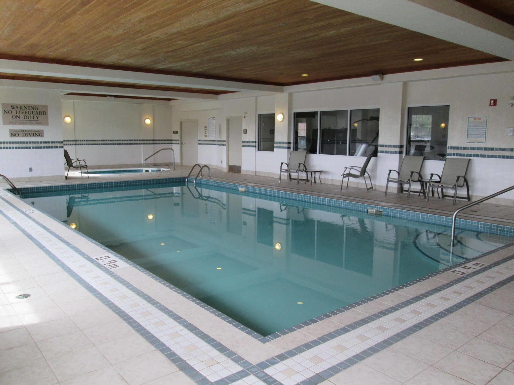 Country Inn & Suites By Radisson, Calgary-Northeast Zewnętrze zdjęcie